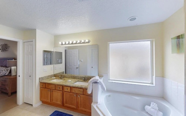 5 Bedroom Beautiful Pool Home! 5 Home by Redawning