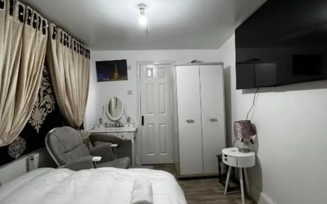 OYO Unique Guestroom - Farnworth, Easy Access to Bolton