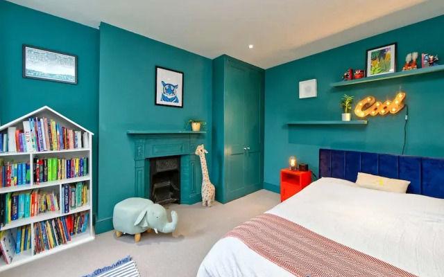 4 Bedroom House, Barnes