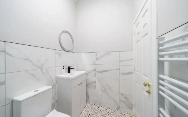 Lochside Apartment C
