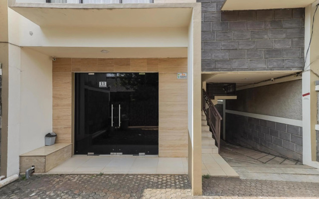 RedDoorz Syariah near Green Park Jatiwarna