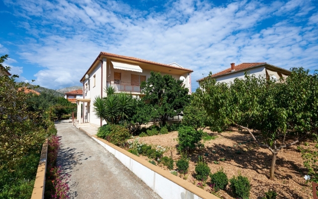 Room Ivo - with garden: R2 Trogir, Riviera Trogir