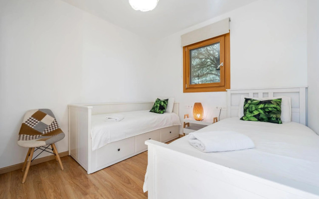 Casa nórdica en el bosque con vistas al mar