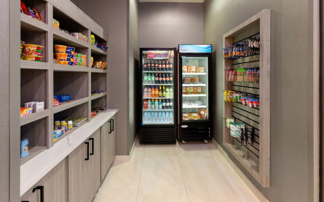 La Quinta Inn & Suites by Wyndham DeSoto