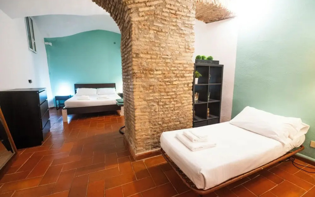 Campo De Fiori Grotto Apartment
