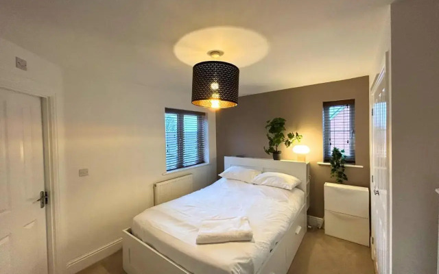 Wokingham Spectacular 2 Bedroom Penthouse