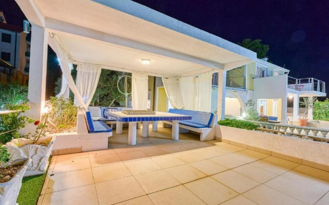 Sea Breeze Residence Villa by the Sea With Pool