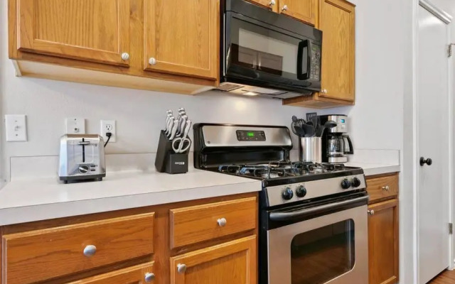 Cozy Getaway, Minutes from Austin!