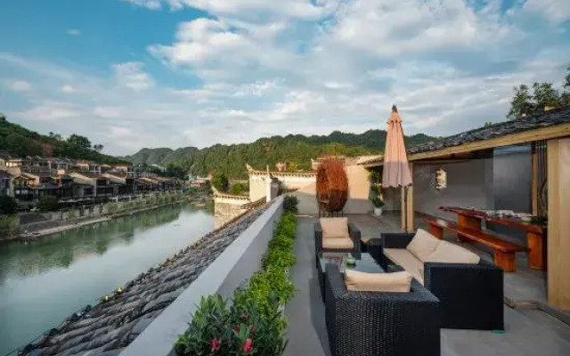 Yinxi Linjiang Homestay (Phoenix Ancient Town Tuojiang Yunqiao Branch)