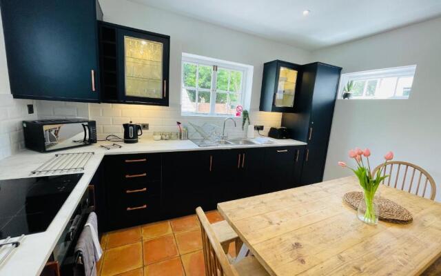 NomiHomes-Otis House-Free Parking x 2-Central -10ppl