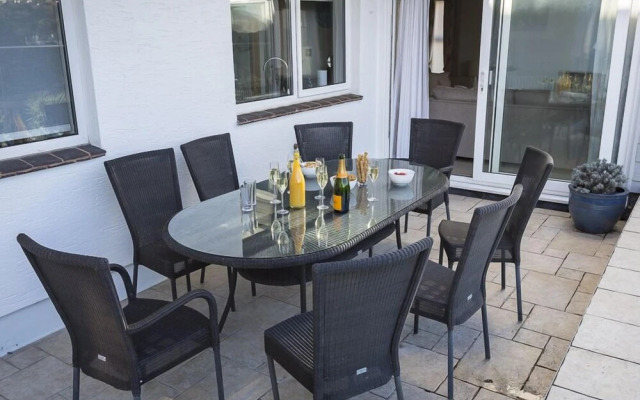 2 Hamstone Court