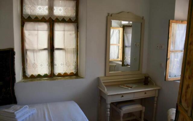 Yalos House