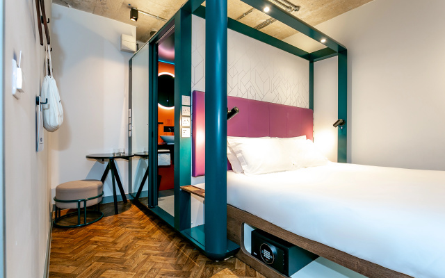 YOTEL Manchester Deansgate - Image 2