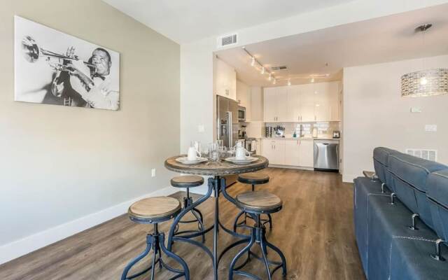 Spacious Modern Condo near French Quarter