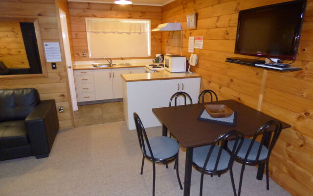 Cedarwood Lakeside Motel & Conference Venue