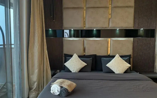 41 Floor River View - TheRoomeraStay