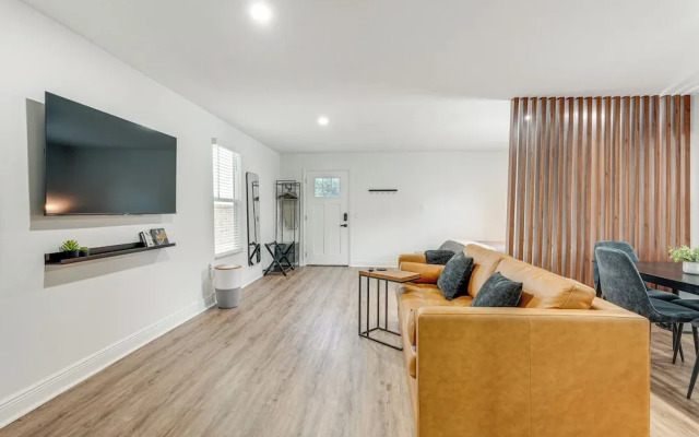 Stylish Lakeland Studio w/ Workspace