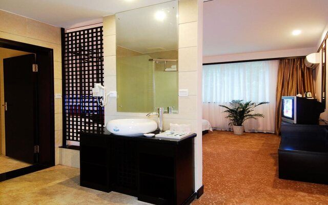 Huating Holiday Inn