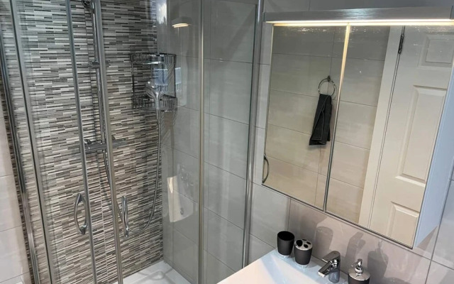 Cosy 3 Bedroom Apartment Next to the Emirates