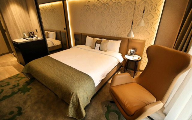Waxwing Hotel
