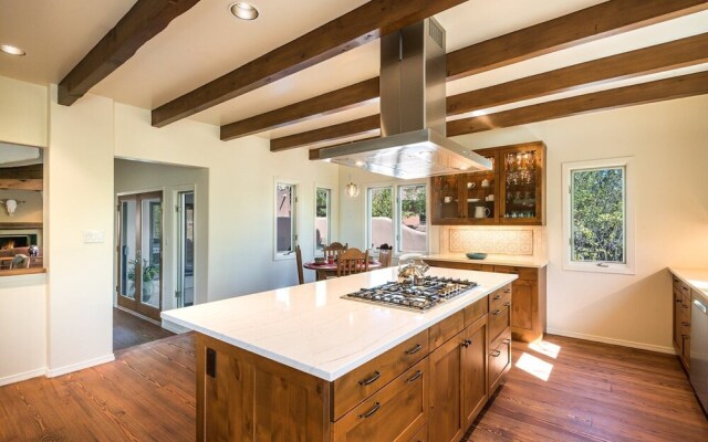 Encantada - Spacious and Luxurious Home, Walk to The Plaza