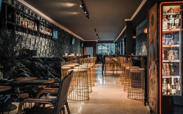 Esquire Hotel & Lounge