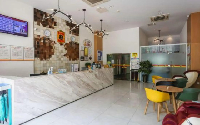 Super 8 Hotel (Chengdu Wuliangye Culture and Sports Center Dafeng Metro Station)