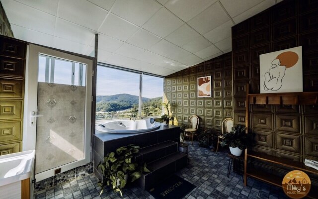Mây's House