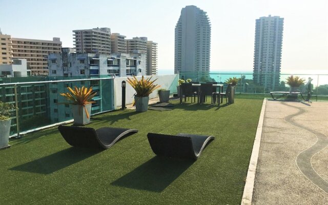 Fantastic Roof top Pool!