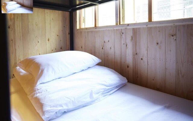 The Local Surasak Hostel – Guest Rooms – Bangkok