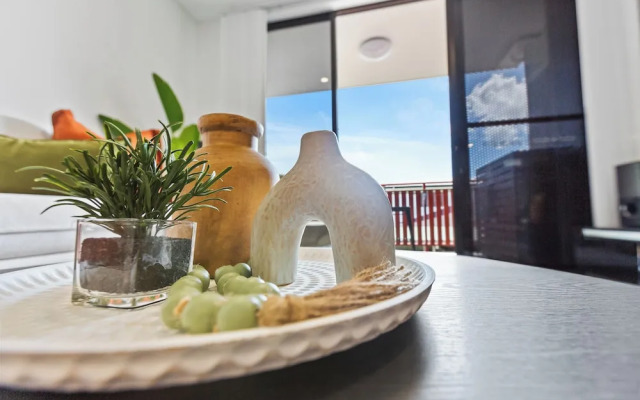Modern Apartment with Esplanade Views