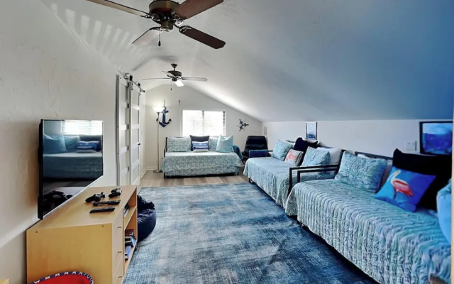 Tropical Breeze Dockside Oasis