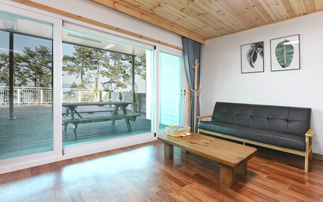 Yeosu Sea Side Pines Pension
