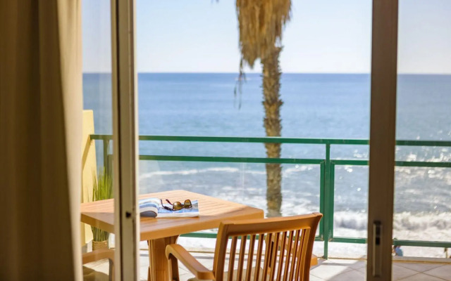 Cosy apartment with sea view and pool