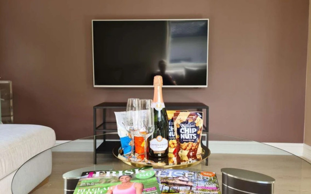 Bright And Modern - 2-bedroom, Central, Free Parking