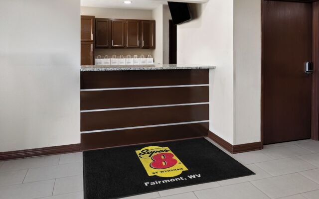 Super 8 Fairmont