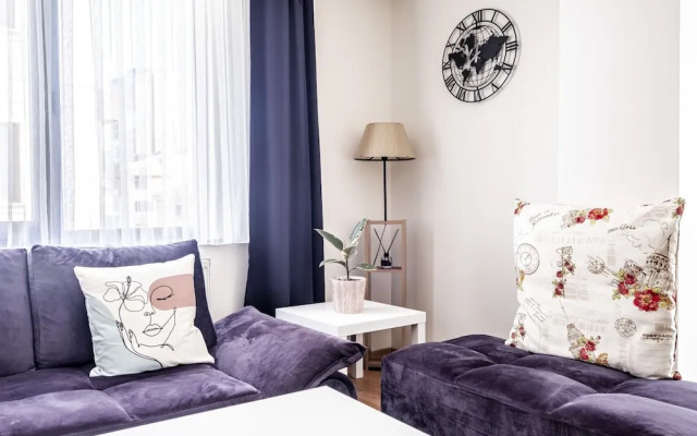 Flat in Maltepe With Balcony Near Shopping Malls