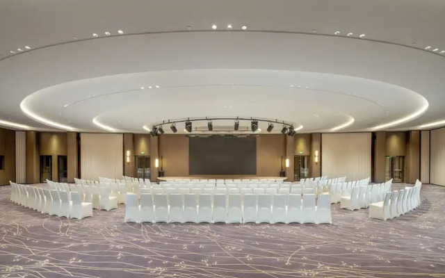 Yuexiu Hotel Guangzhou, Curio Collection by Hilton