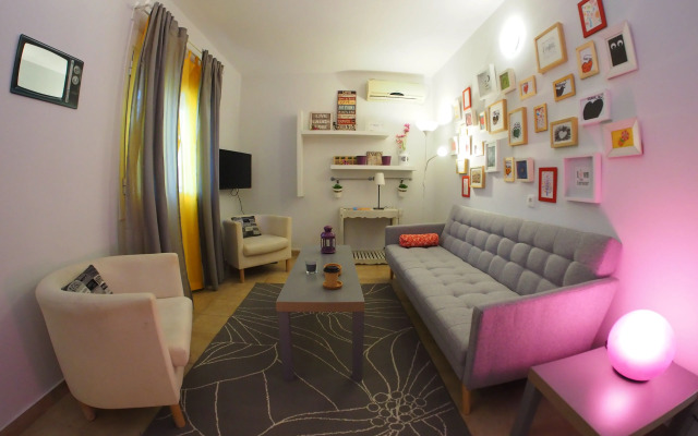 Psirri Artistic Rooftop Apartment with Acropolis View