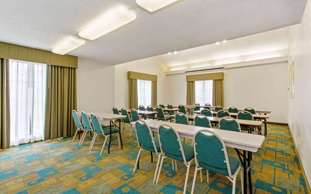 La Quinta Inn by Wyndham Orlando Airport West