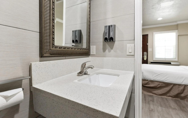 Le Blanc Inn & Suites