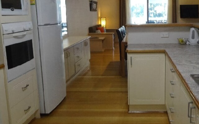 Blackbutt - Deluxe Family Townhouse