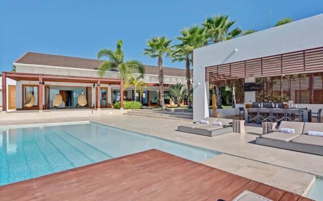 Modern Oasis Stunning Views of Golf Course River
