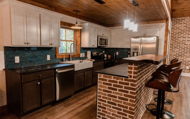 Bigfoots Retreat 2 Bedroom Chalet by RedAwning