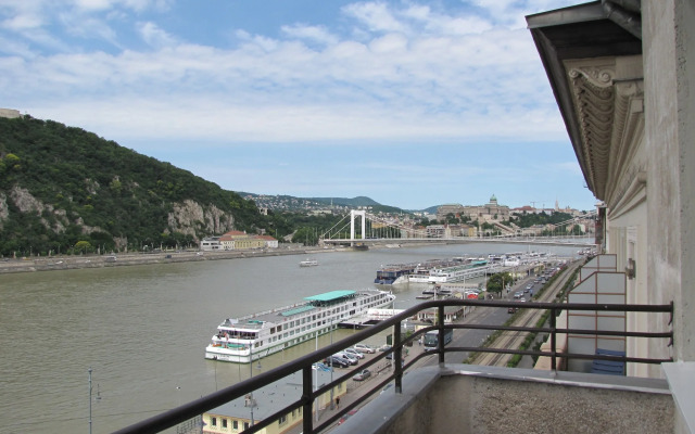 Vaci Apartment Danube