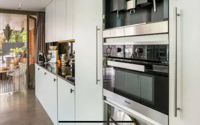 Villa Anvers 4 BDR Parking