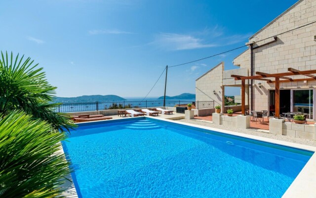 Nice Home in Orasac With Wifi and 6 Bedrooms