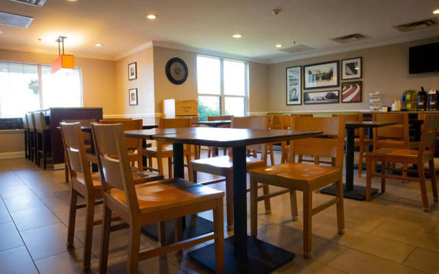 Country Inn & Suites by Radisson, Burlington (Elon), NC