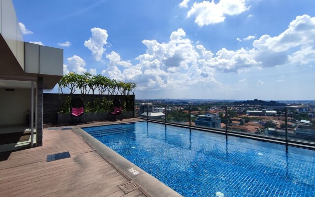 New And Homey Studio Apartment At Warhol (W/R) Residence