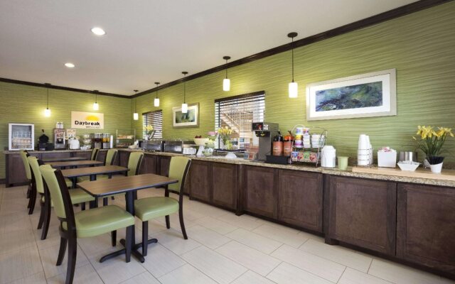 Days Inn & Suites by Wyndham Gonzales TX